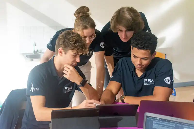 Élèves de l'ESA au travail en groupe